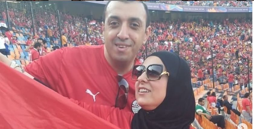 دعاء فاروق بصحبة زوجها في المدرجات