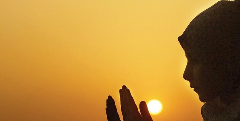 فتاة تدعو الله