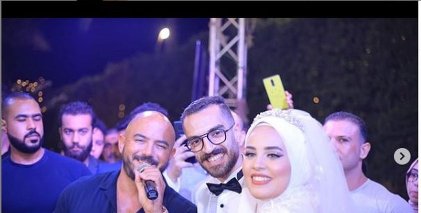العسيلي يحيي حفل زفاف إحدى متابعيه