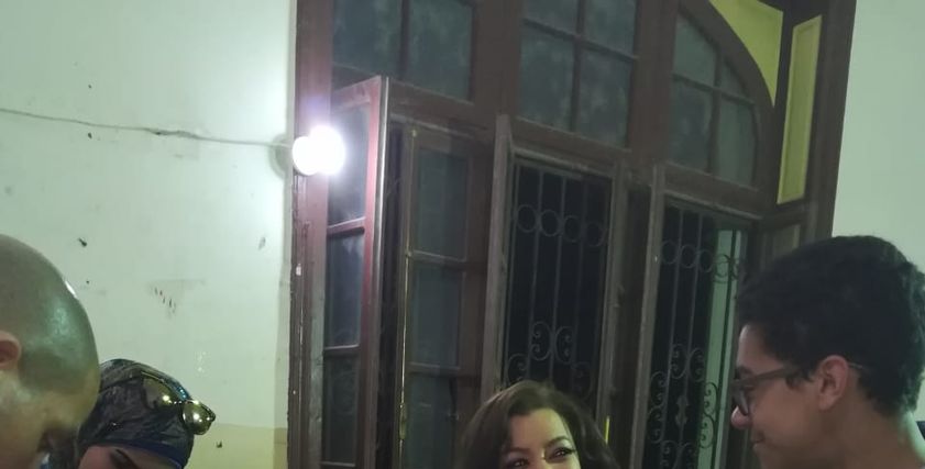 بالصور| انتصار تصطحب نجلها في الانتخابات
