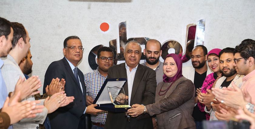 إهداء درع التكريم لفاطمة أبو حطب
