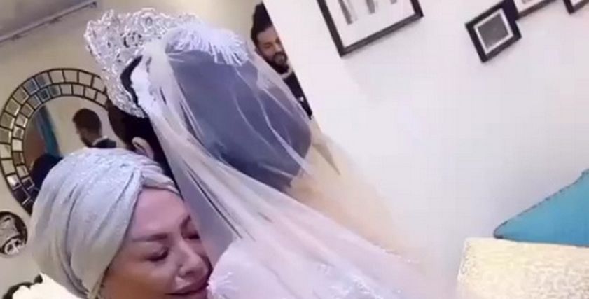 بكاء والدة ديانا كرازون في زفافها