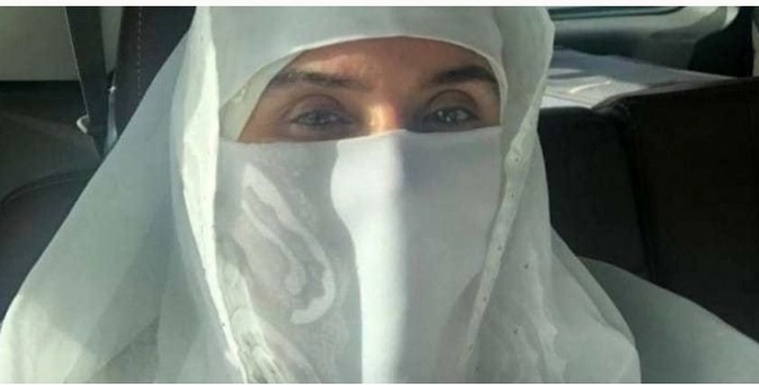 عقب النقاب..دينا الراقصة تثير الجدل بدبلة الخطوبة