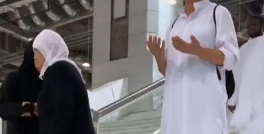 سيدتان أمام الكعبة