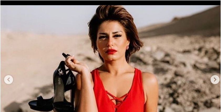 منة فضالي تخضع لأحدث جلسة تصوير وسط الصحراء