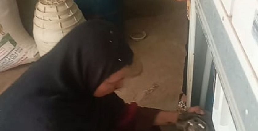 ليلى تواجه ظروفها المعيشية بتصليح الأجهزة الكهربائيى
