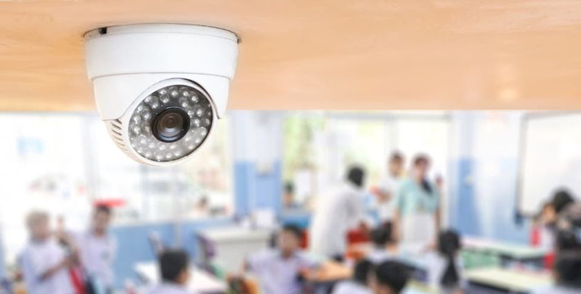 اقتراح تركيب كاميرات مراقبة داخل الفصول