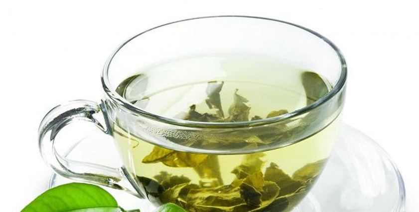 خبيرة تجميل: الشاي أفضل وسيله لازالة المكياج