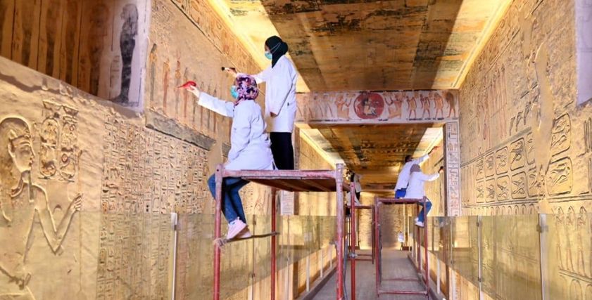 أثناء ترميم المقابر الأثرية بالأقصر