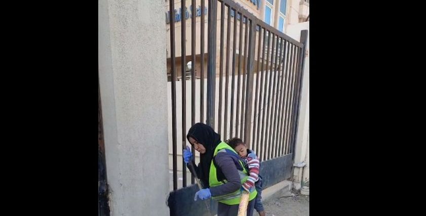 «أم فارس» تجمع القمامة وتحمل ابنها