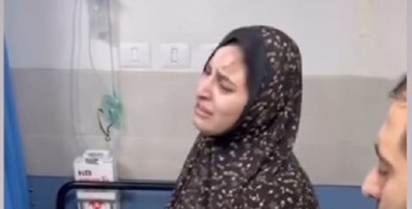 أم تفقد ولديها في حادث المعمداني