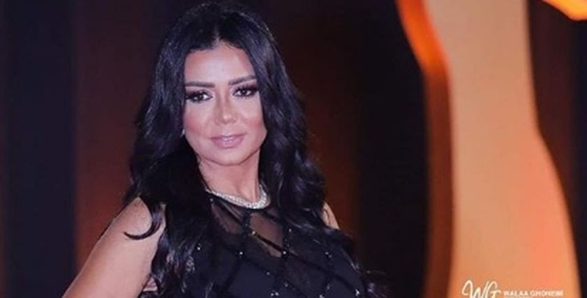 فستان رانيا يوسف المثير سؤال في امتحان مادة بكلية