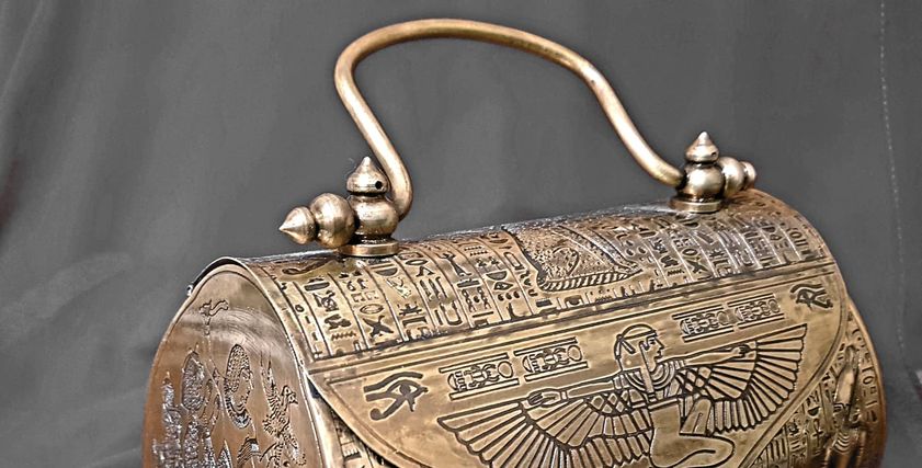حقائب نحاسية مستوحاة من التراث الفرعوني