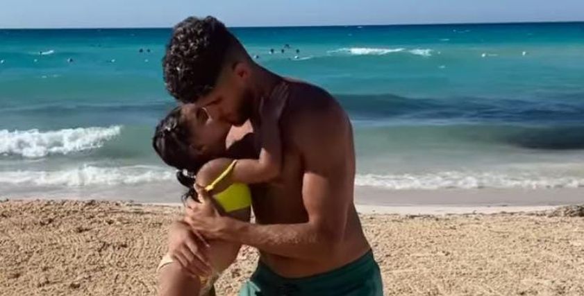 اللاعب أحمد الشيخ وابنته