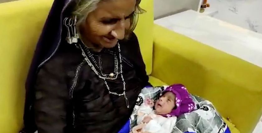 السيدة الهندية السبعينة مع رضيعها