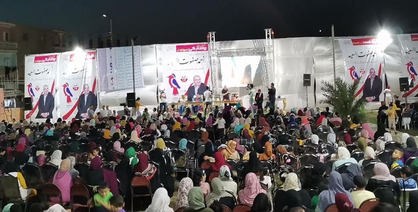 مرشح ينظم مؤتمر للنساء فقط 
