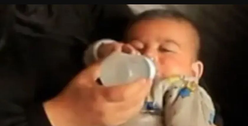 رضيع يتناول الماء بديلا عن الحليب