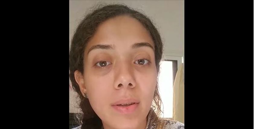 «منى» خلال استغاثتها بمقطع الفيديو لحماية السيدة المسنة