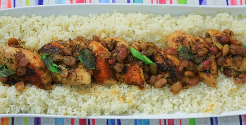 طبق دجاج بالعنب الأحمر