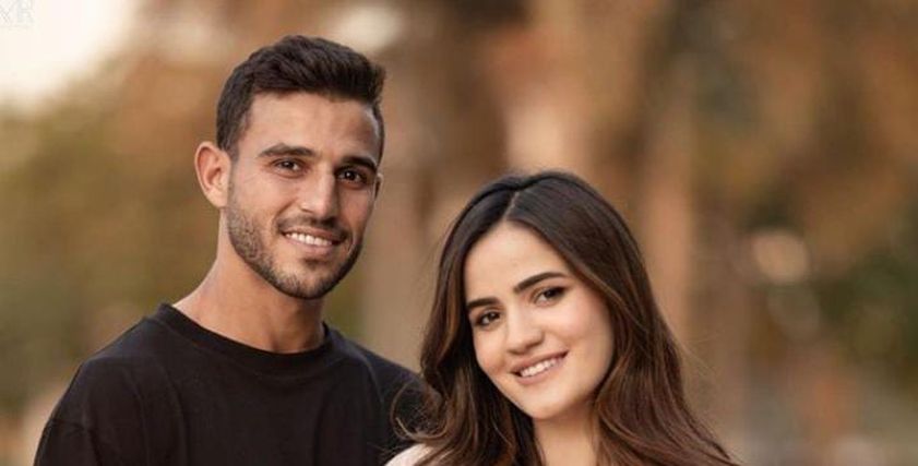 اللاعب حمدي فتحي وزوجته