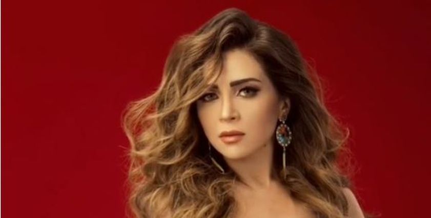 بالصور| بالحبر الفسفوري.. مي عز الدين تشارك في الاستفتاء :