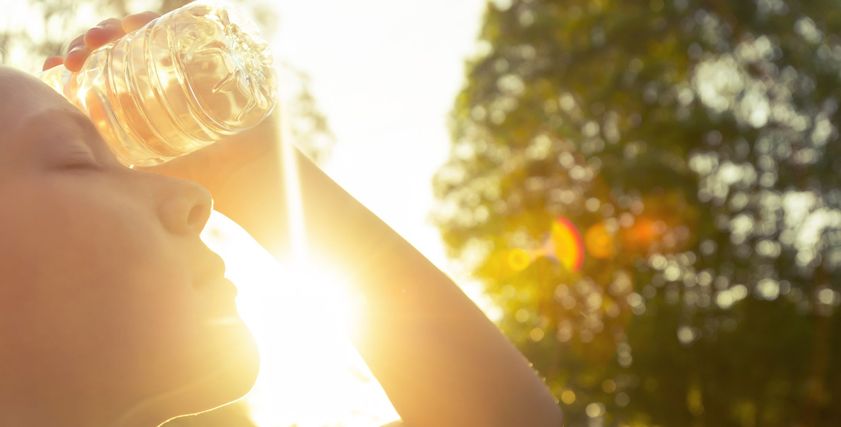 أعراض ضربة الشمس.. الحساسية من الضوء والطفح الجلدي