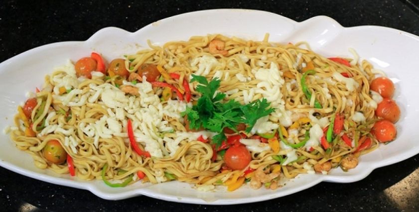 سلطة جمبري بالنودلز