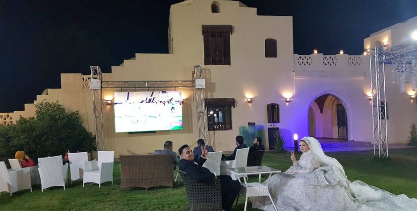 عروسان بالفيوم يؤجلان حفل زفافهما بعد مباراة مصر