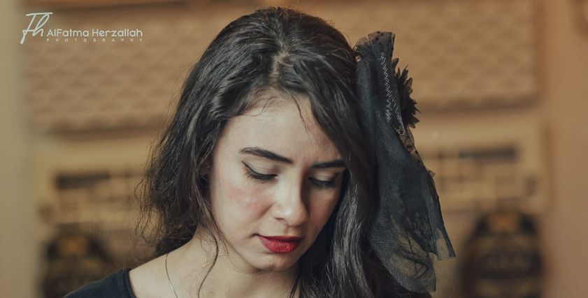 فاطمة سافرت عبر الزمن بجلسة تصوير ذات طابع سبعيناتي