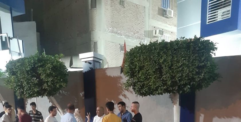 ضحايا مستريحة الشرقية أمام مركز الشرطة بعد القبض عليها
