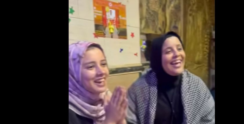 أمنية والاء يمدحون رسول الله خلال انتظارهم الطعام باحد المطاعم