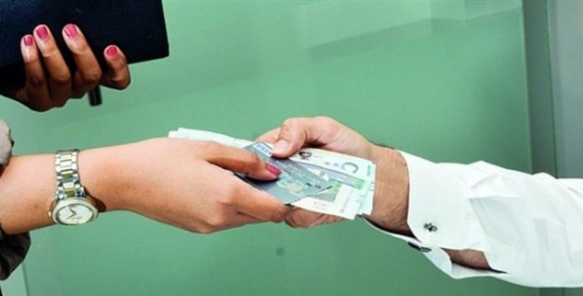 حكم انفاق الزوجة على اسرتها من مال زوجها
