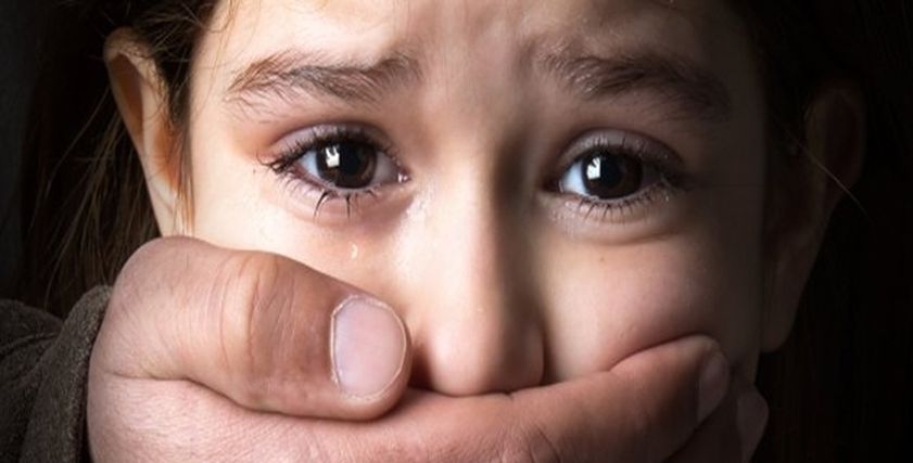بالفيديو| في وسط الزحمة.. سيدة تخطف طفلة صغيرة على دراجة نارية