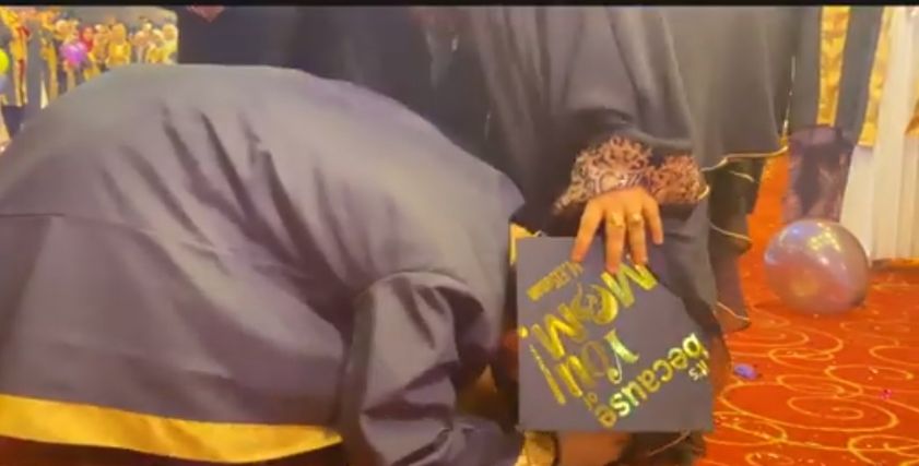 «محمد» يقبل قدم والدته في حفل تخرجه