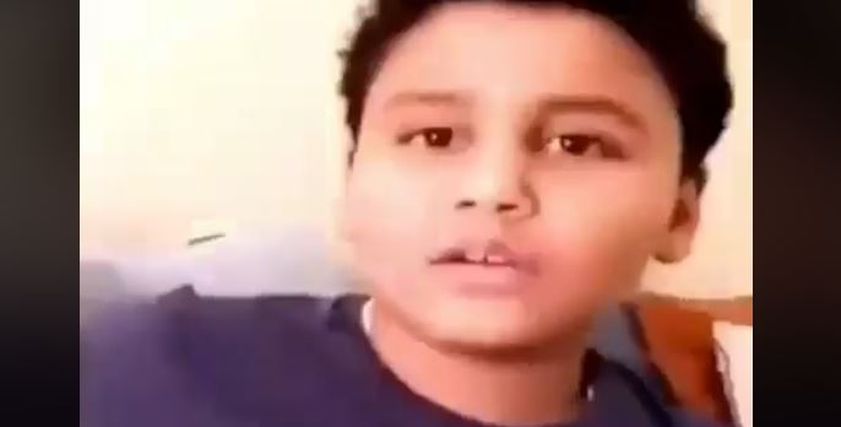 طفل يبكي بسبب وفاة جدته