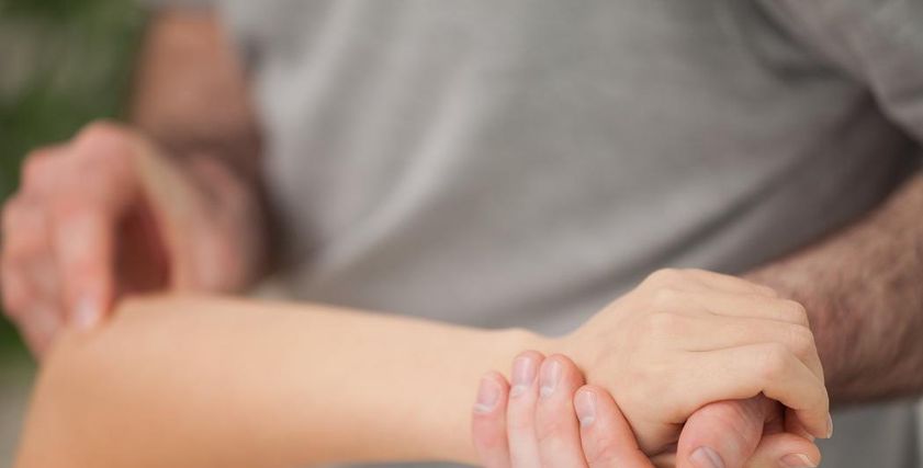 أبرز الأعراض التي تظهر على اليدين