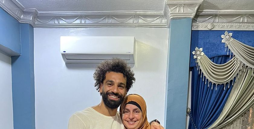 محمد صلاح برفقة والدته
