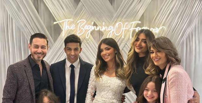 ليلى أحمد زاهر وخطيبها وأسرتها
