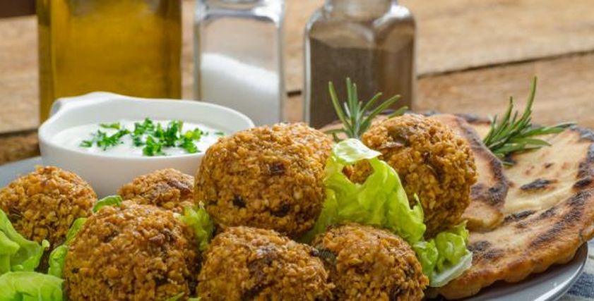 بالفراخ والحواوشي.. أغرب طرق عمل الطعمية