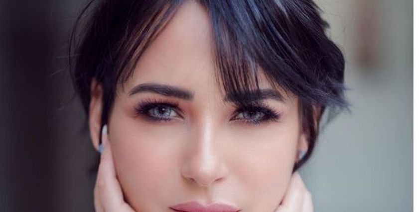 بعد طلاقها ساندي عبر