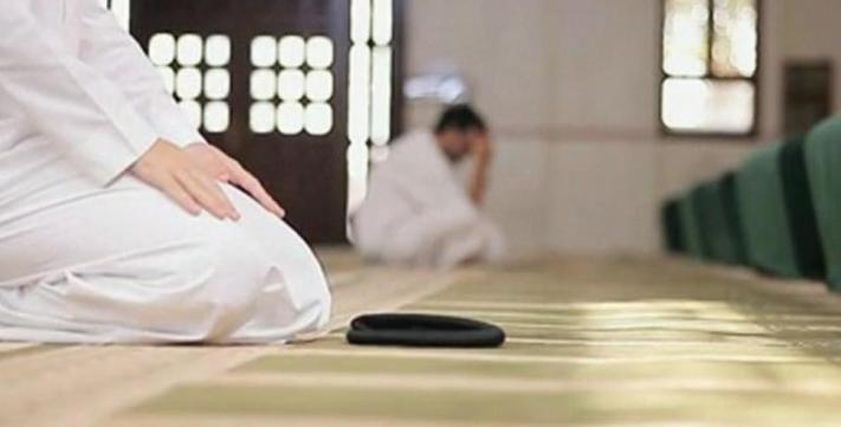 هل  تحريك إصبع السبابة أثناء التشهد سنة؟