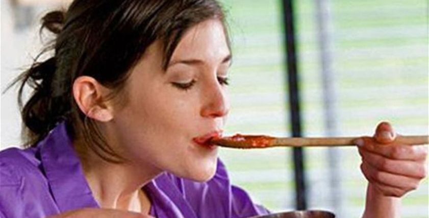 تذوق المرأة للطعام