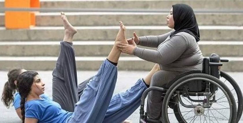 «منة» ترقص على كرسى متحرك