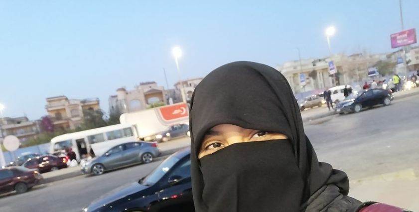 «سمر» خلال بيعها الحلوى في الشارع