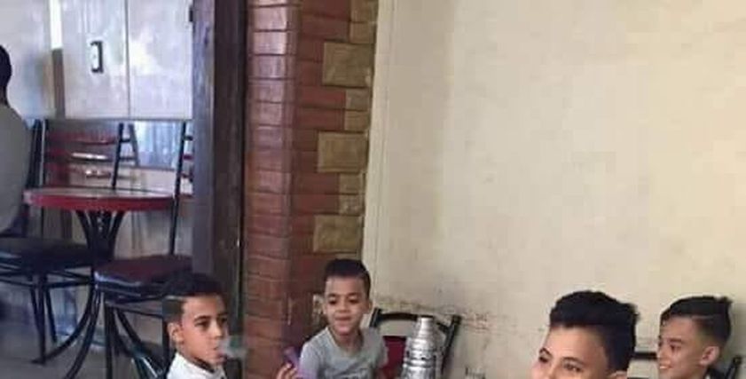 أطفال يشربون الشيشة
