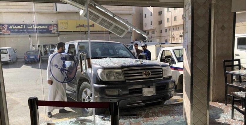 بالفيديو| فتاة سعودية تقتحم مطعم بسيارتها