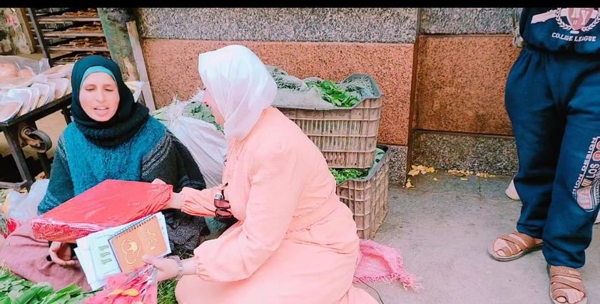 مروة أثناء توزيع هدايا على إحدى الأمهات