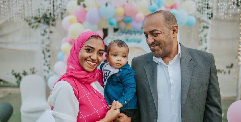 «آية» مع والدها وطفلها