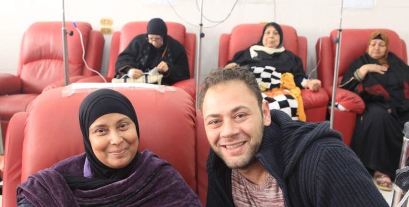 محمد على رزق يدعم مريضات سرطان الثدى