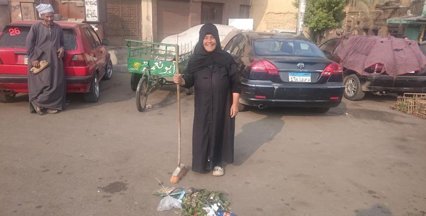 بسيمة يئست من محاولات إعادة ضاعتها فقررت تنظيف الشارع